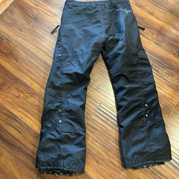 Women's Black Cargo Pants Snow or Ski Pants, Small, Ocean & Earth brand - Picture 8 of 13